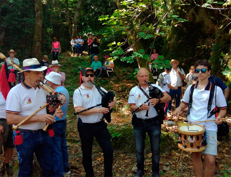 Gaiteros leoneses en la Gaiteros de Aires de Perales, en plena actuación, en medio del bosque de Os Grobos, en Jornada la jornada de Hermanamiento Künig León-Lugo
