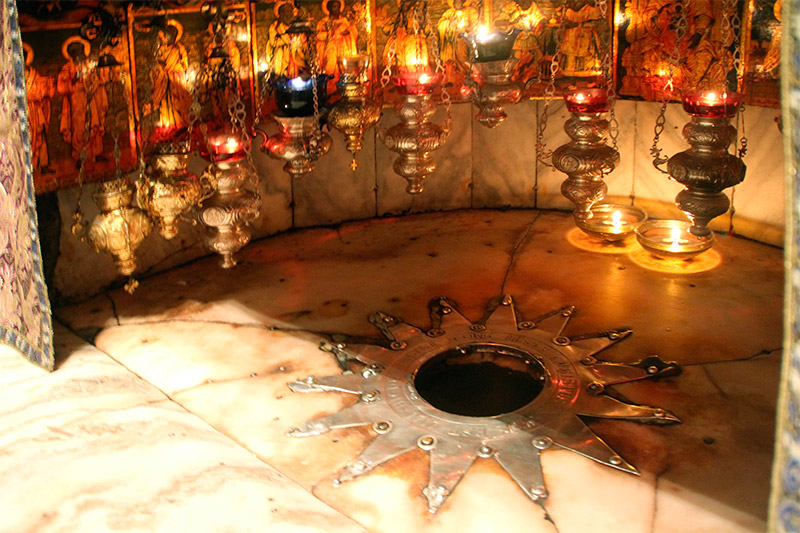 Gruts y estrella de la Natividad en Belén