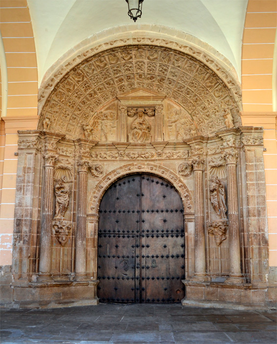 Portada plateresca de la iglesia de Santa María, en Los Arcos, Navarra; con la Virgen, en el tímpano
