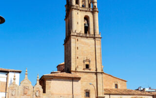 La altiva torre de la iglesia de Santa María, en Los Arcos, Navarra