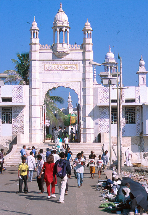 Fieles accediendo al santuario donde se veneran los restos de Hagi Alí, en Bombay
