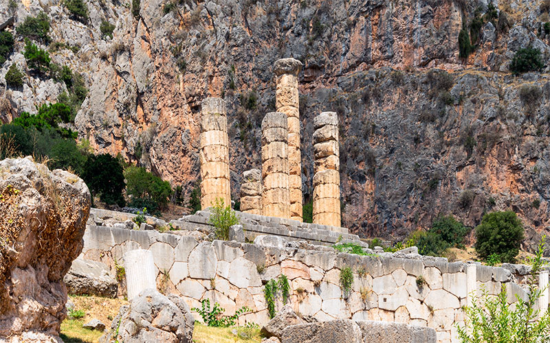 Templo de Apolo en Delfos, Grecia, donde la Pitia o Pitonisa pronunciaba sus famosas predicciones