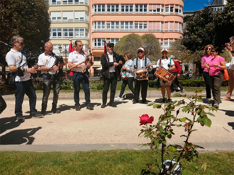 Aires de Perales tocando la Jota lucense ante la rosa peregrina de Lugo