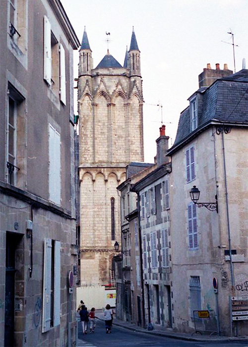 calle de la catedral, en Poitiers