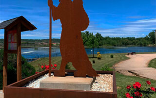 Norman Sinclair, el sembrador de rosas, dejó también sus rosas peregrinas, en el paso del Örbigo, en Santa Marina del Rey (León)