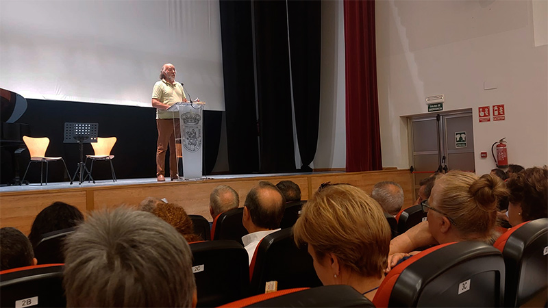 La palabra del filósofo Rogelio Blanco recordó el origen de la democracia representativa moderna y su vinculación al Reino de León, gran impulsor de la peregrinación