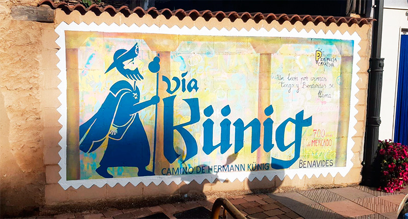 El paso de peregrinos empieza a verse por esta ruta histórica de Künig, y también el interés de la sociedad por la peregrinación. En la imagen, un pequeño mural hecho este mes por los muchachos de Benavides de Órbigo, en el centro de la villa. 