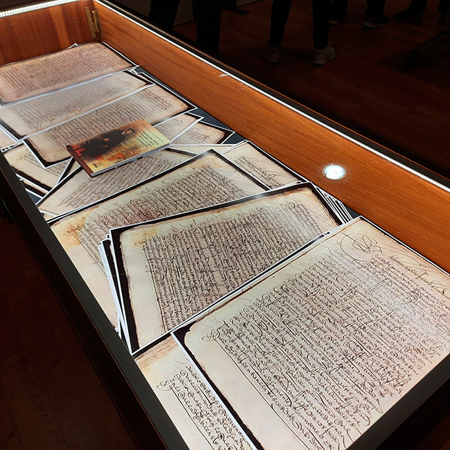 Una vitrina con la totalidad del contenido del Memorial, en la sala de exposición