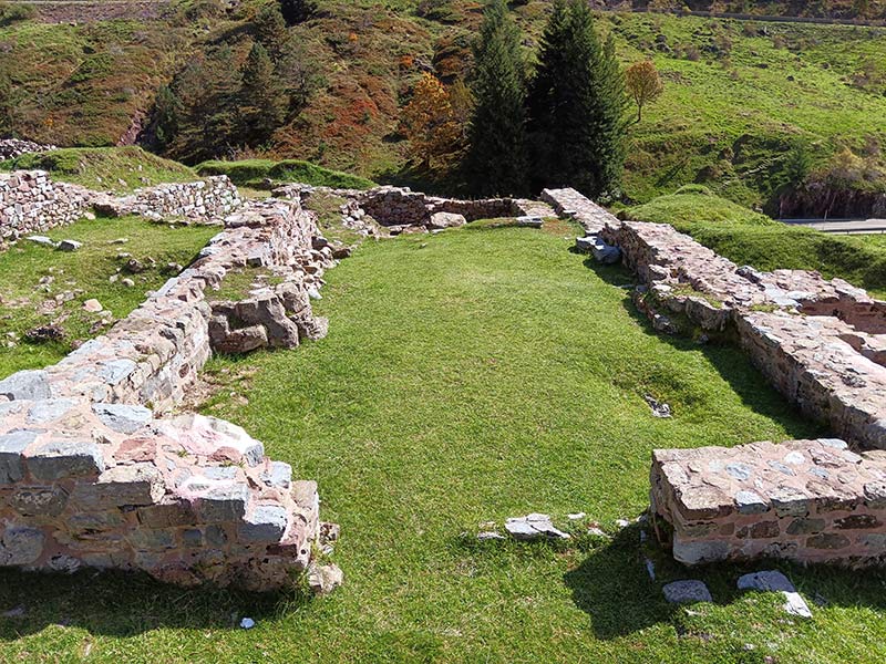 Muros perimetrales del templo del centro monacal y de hospitalidad de Santa Cristina.