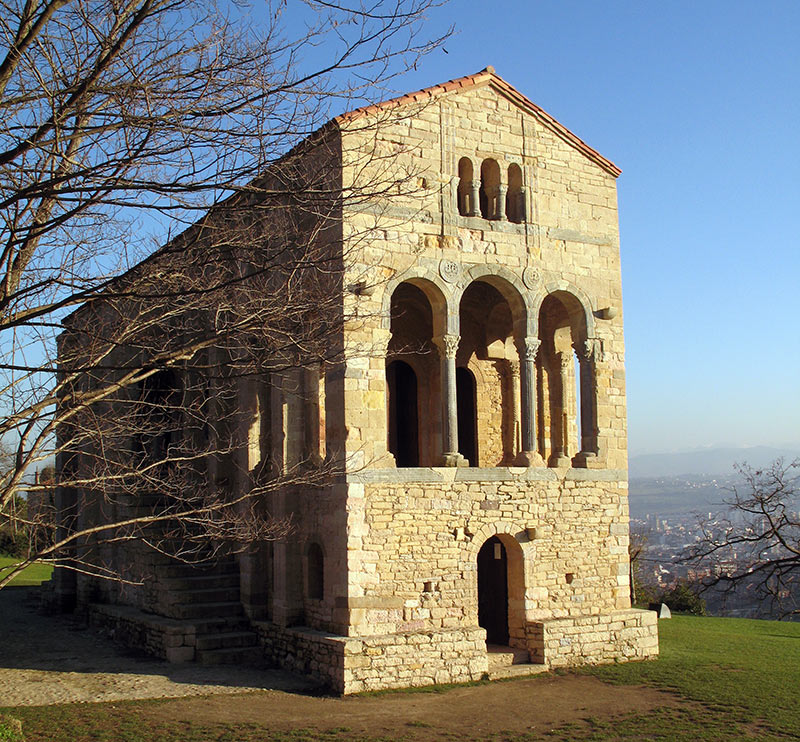 Palacio real de Santa María del Naranco, en las afueras de Oviedo