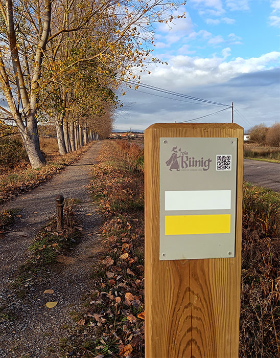 Señalización de la vía descrita por Hermann Künig, a la entrada de Quintanilla del Valle (León), imagen de Tomás Alvarez