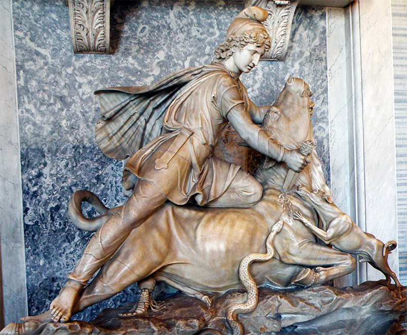 Los romano aceptaron muchas divinidades de países extranjeros. En la imagen, representación de Mitra matando un toro, estatua del Museo Vaticano. 