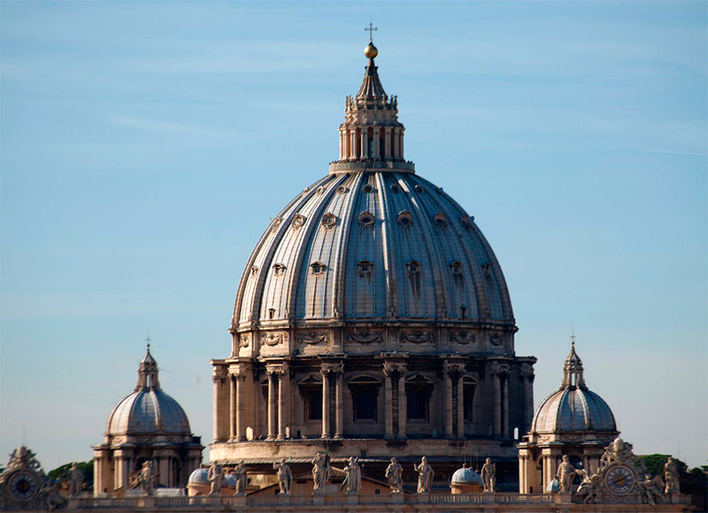 La cúpula de la basílica de San Pedro, de Miguel Ángel Buonarroti, una obra maestra del siglo XVI, icono de la grandiosidad romana. Imagen de guiarte.com
