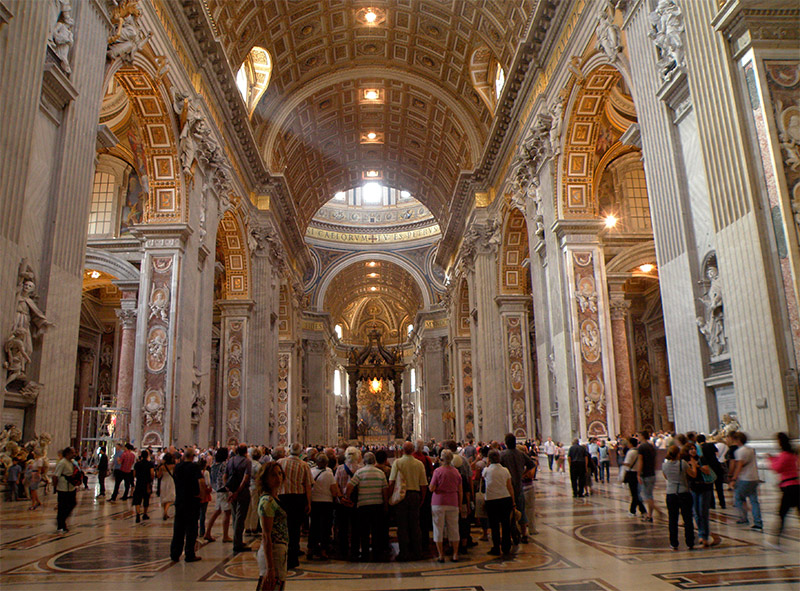 Roma ciudad de peregrinación. Su mayor centro de atracción es la Basílica de San Pedro. 