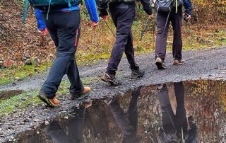 Peregrinos caminan hacia Compostela por el paso de los Montes de León por la senda de Künig hacia Compostela, vía que también les llevará a Lugo, ciudad de peregrinación