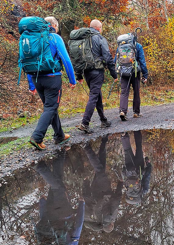 Peregrinos caminan hacia Compostela por el paso de los Montes de León por la senda de Künig hacia Compostela, vía que también les llevará a Lugo, ciudad vinculada a la peregrinación