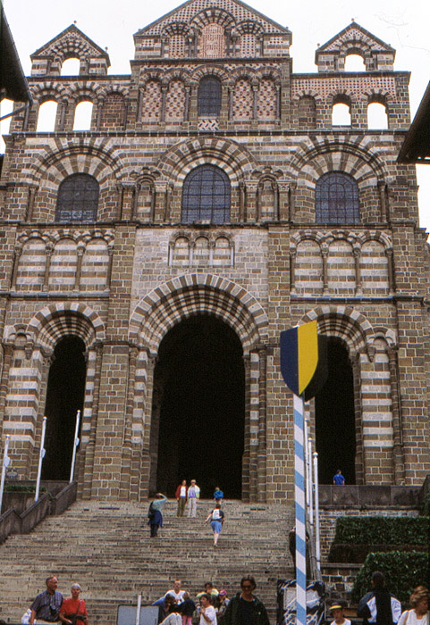 Fachada oeste de la catedral de Puy en Velay. 