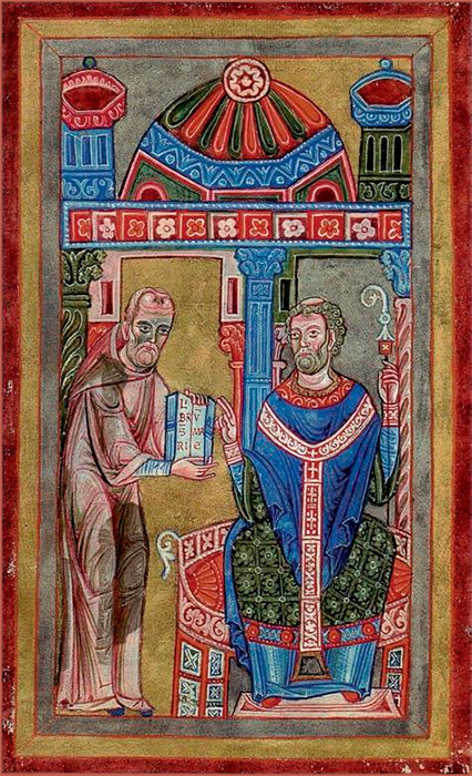 El escriba Gomes ofreciendo el libro al obispo Godescalco. Imagen de una copia del manuscrito De virginitate. Parma, Biblioteca Municipal. 