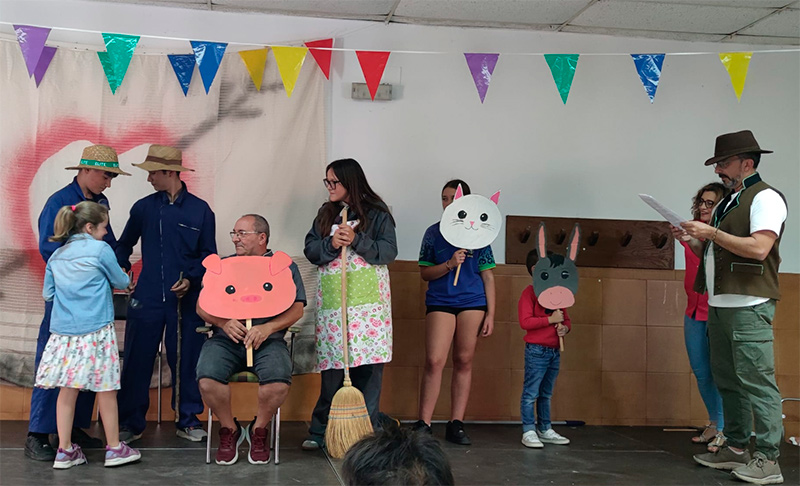 Pieza teatral corta sobre la matanza interpretado por niños y muchachos muy jóvenes, en Celadilla del Páramo