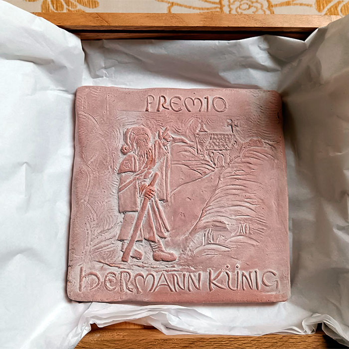 Una sencilla terracota, diseñada por la ceramista Marta Rivera, e inspirada en una antigua ilustración de la guía de Künig, para reconocer la labor de la hospitalidad en el peregrinaje.