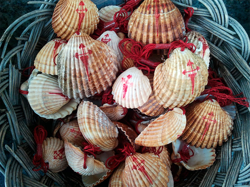 La concha del peregrino. Una vieja cesta ofrece al viajero, en El Cebreiro, el suvenir más típico del Camino