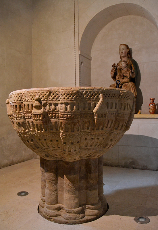 La bellísima pila bautismal de Redecilla del Camino