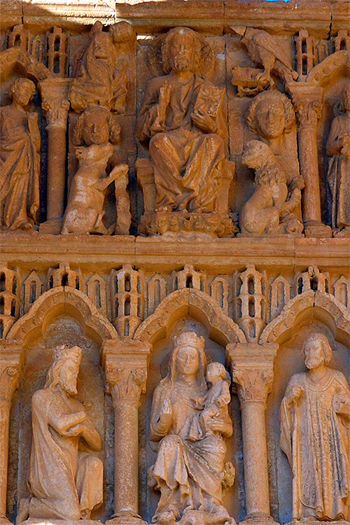 Imagen parcial del doble friso del pórtico del templo de Villalcázar de Sirga