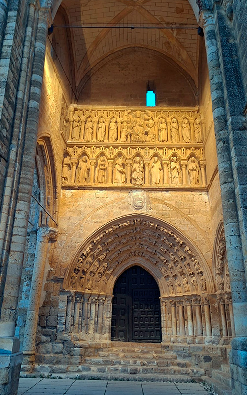El pórtico de la iglesia de Santa María la Blanca, en Villalcázar de Sirga.